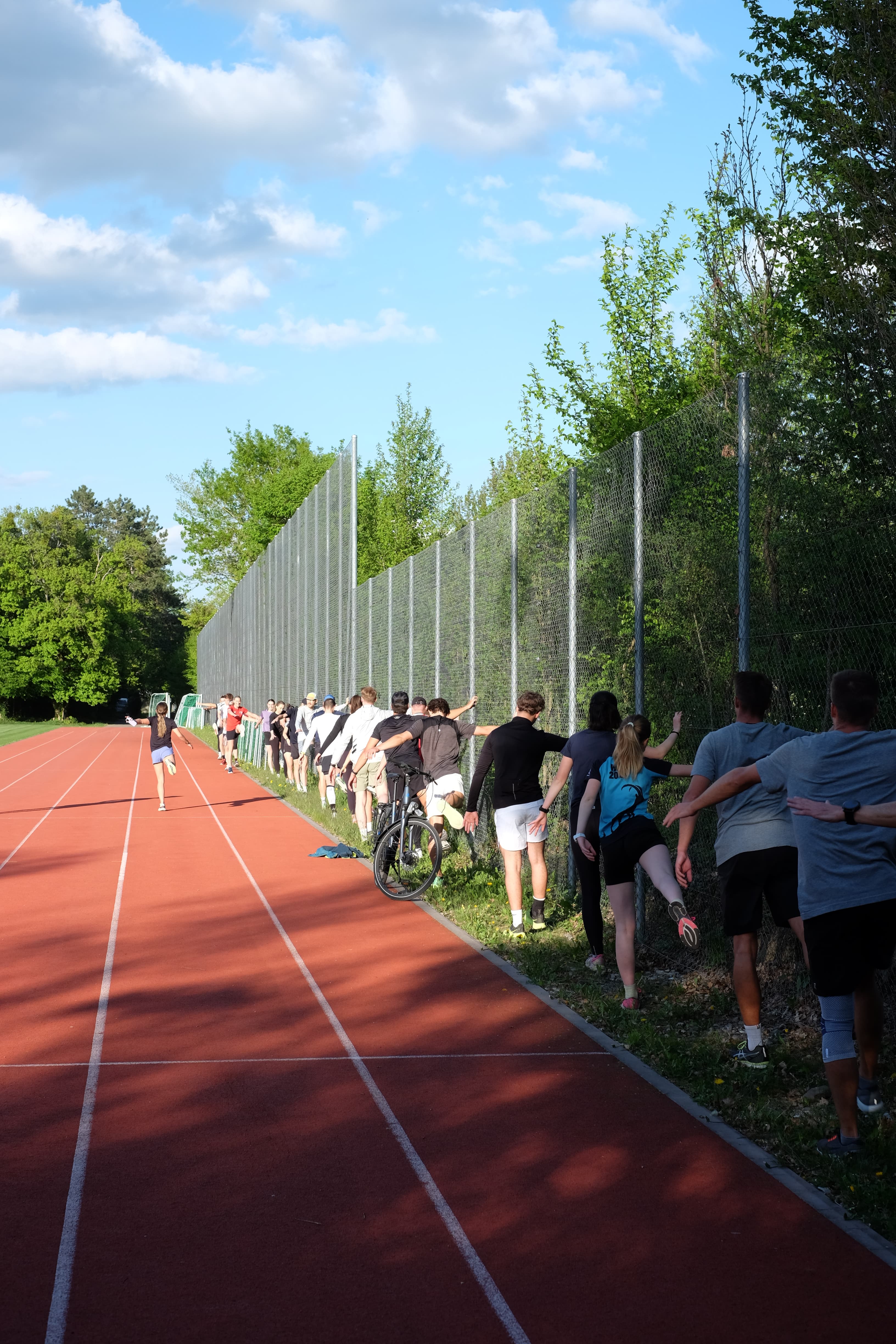 11RUNCLUB Community beim gemeinsamen Aufwärmen an der Bahn